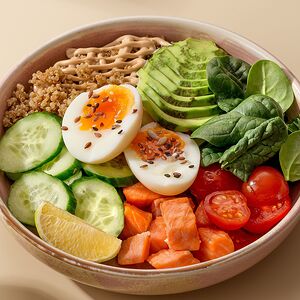 Киноа с запеченной форелью