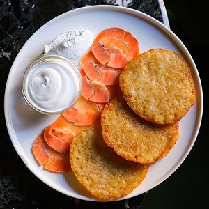 Драники с лососем и сметаной