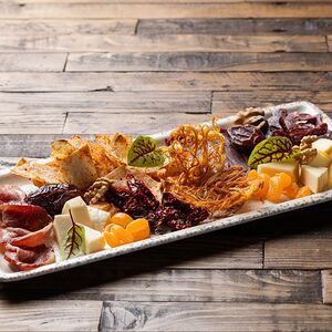 Ассорти мясных и сырных деликатесов к вину