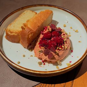 Паштет из индейки с изумрудной фисташкой и хрустящим хлебом