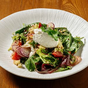 Лёгкий салат с киноа и свежими овощами под соусом унаги