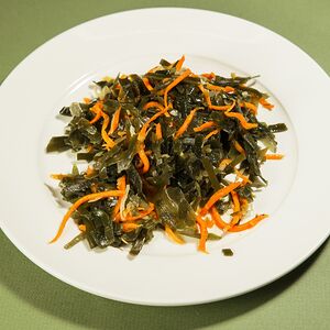 Из морской капусты с корейской морковью