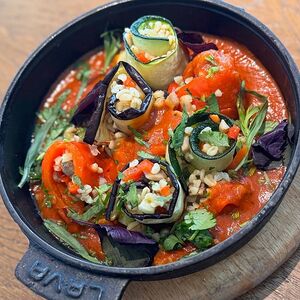 Рулетки из овощей с булгуром в томатном соусе