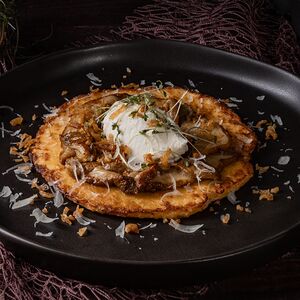 Драник с белыми грибами и муссом из козьего сыра