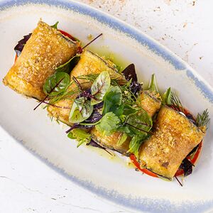 Баклажан с сырным кремом и овощами