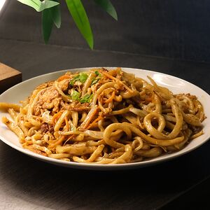 Ручная жареная лапша с яйцом