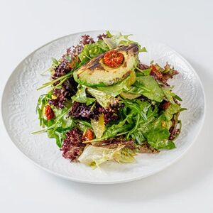 Теплый салат из полбы и ячменя с цитрусовым винегретом 