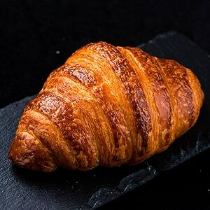 Круассан с вишней