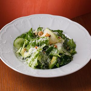 Зеленый салат с пармезаном и фундуком