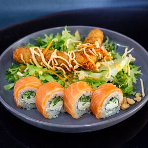 Шеф-салат с роллами Филадельфия
