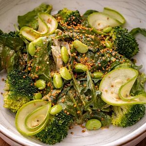 Зеленый салат с соусом вафу