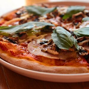 Пицца с ветчиной и грибами