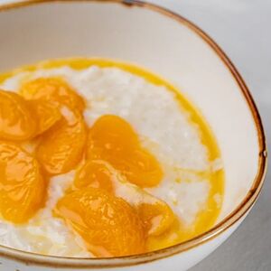Каша овсяная на молоке с мандаринами