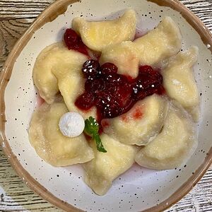 Вареники с творогом и вишнёвым соусом
