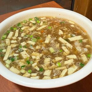 Суп с кусочками говядины и яичными хлопьями
