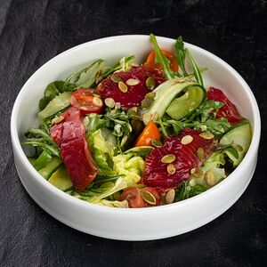 Салат с лососем и каперсами 