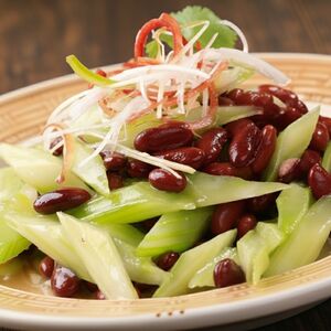 Жареный сельдерей с красной фасолью