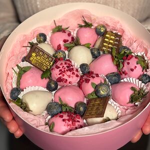 Коробочка из клубники в шоколаде «Золотая мечта» с мини-шоколадками 