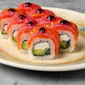 Ролл с тунцом, лососем и авокадо