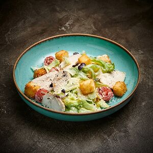 Цезарь с куриным филе и гренками бриошь