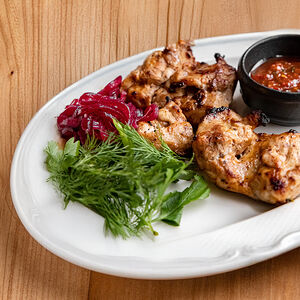 Шашлык из куриного бедра с зеленью