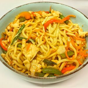 Жареная лапша в соусе кунжутый (курица)