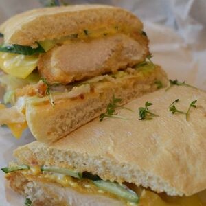 Сэндвич с цыплёнком и соусом Спайси