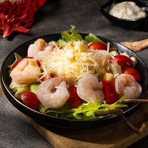 Салат Цезарь с креветками
