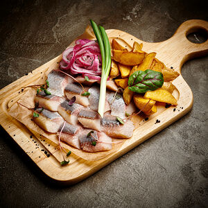 Сельдь с картофелем и маринованным луком