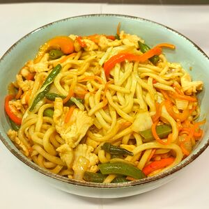 Жареная лапша в соусе черный перец (говядина)