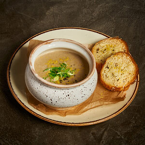 Суп пюре грибной с гренкой из пармезана