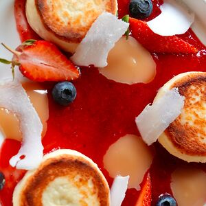Сырники без сахара с ПП-сгущёнкой и ягодным соусом