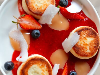 Сырники без сахара с ПП-сгущёнкой и ягодным соусом