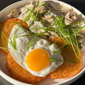 Хашбрауны с говядиной, грибами и яйцом