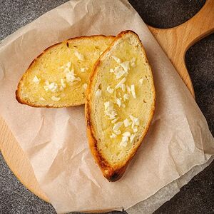 Шоти с сыром, чесноком и сливочным маслом