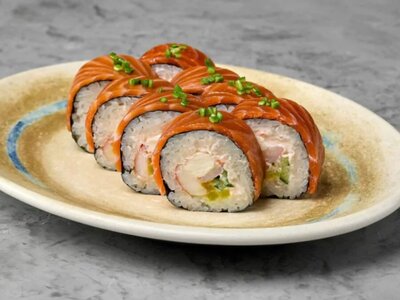 Ролл с лососем и креветкой
