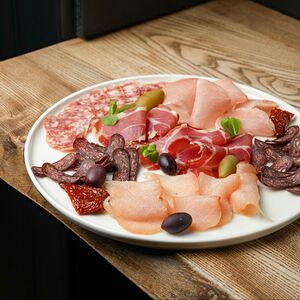 Мясные деликатесы