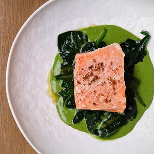 Запеченная форель, шпинат, соус из кинзы