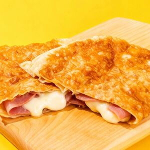 Чебурек с ветчиной и сыром