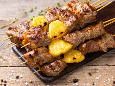 6 шашлыков со свининой и ананасом на гриле  