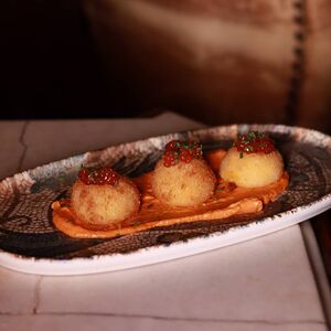 Крокеты с красной икрой и ромеско