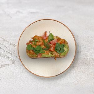 Брускетта с креветками и авокадо