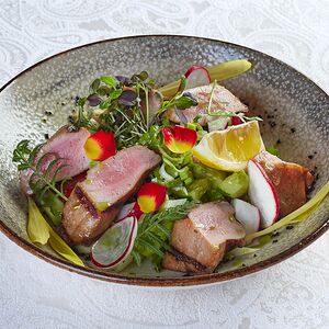 Филе тунца гриль с овощным салатом