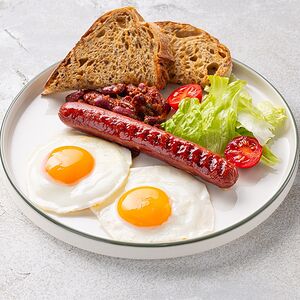 Английский завтрак с глазуньей и колбасками