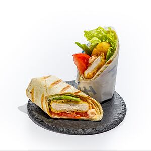 Тортилья-ролл со стрипсом из цыпленка, зеленым луком и азиатским айоли