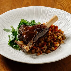 Томленая баранья голень с овощами