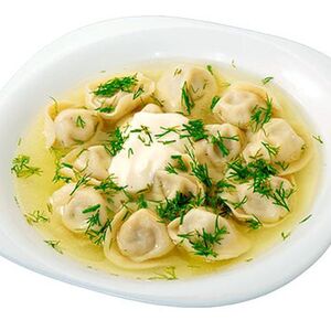 Пельмени отварные с бульоном и сметаной