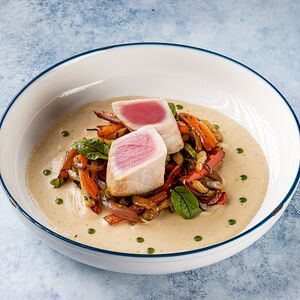 Стейк из тунца с овощным соте