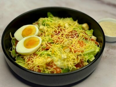 Салат Цезарь с лососем