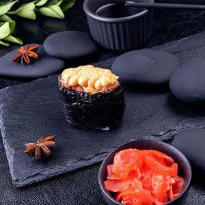 Суши с лососем острые